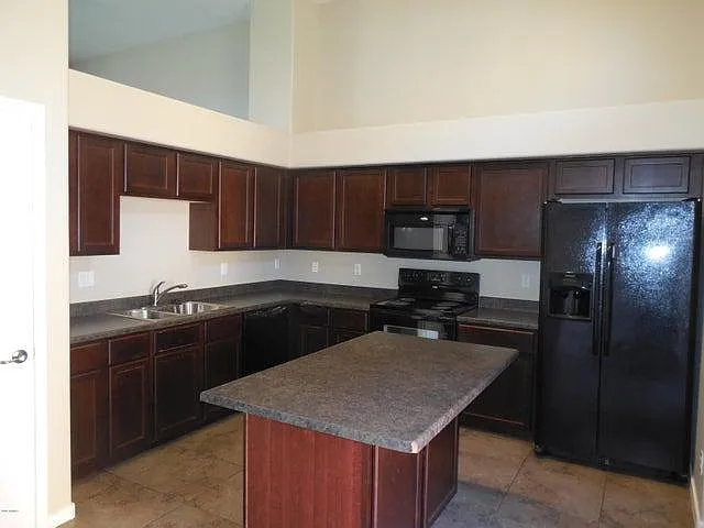 Building Photo - 330 S Farmer Ave #103
