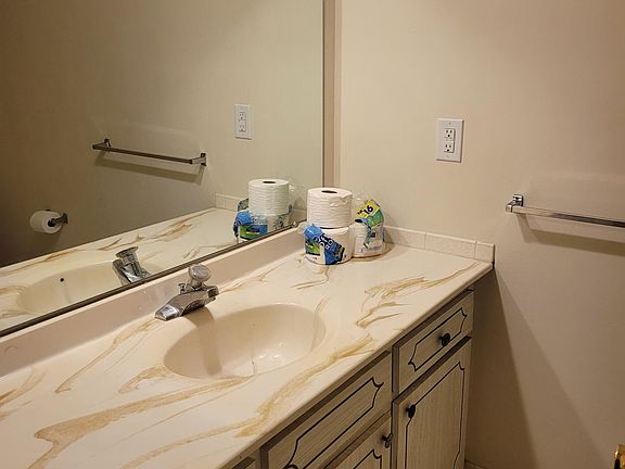 3rd image of 20818 Beaconsfield St