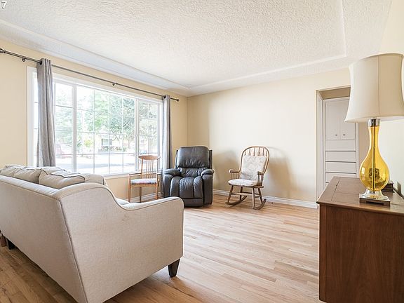 4th image of 5605 NE 46th St