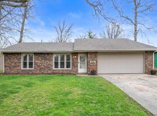 210 W Skyway Dr, Muncie, IN 47303