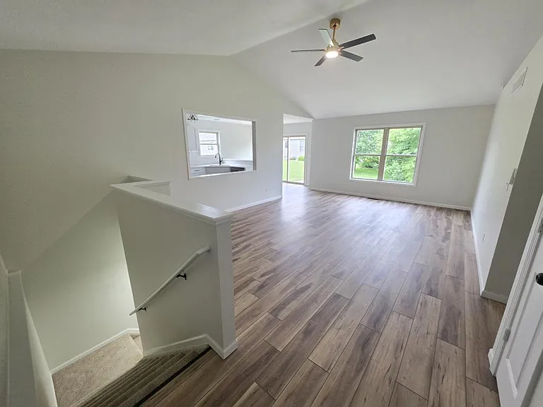 1813 Rambling Rose Ln — Photo 2