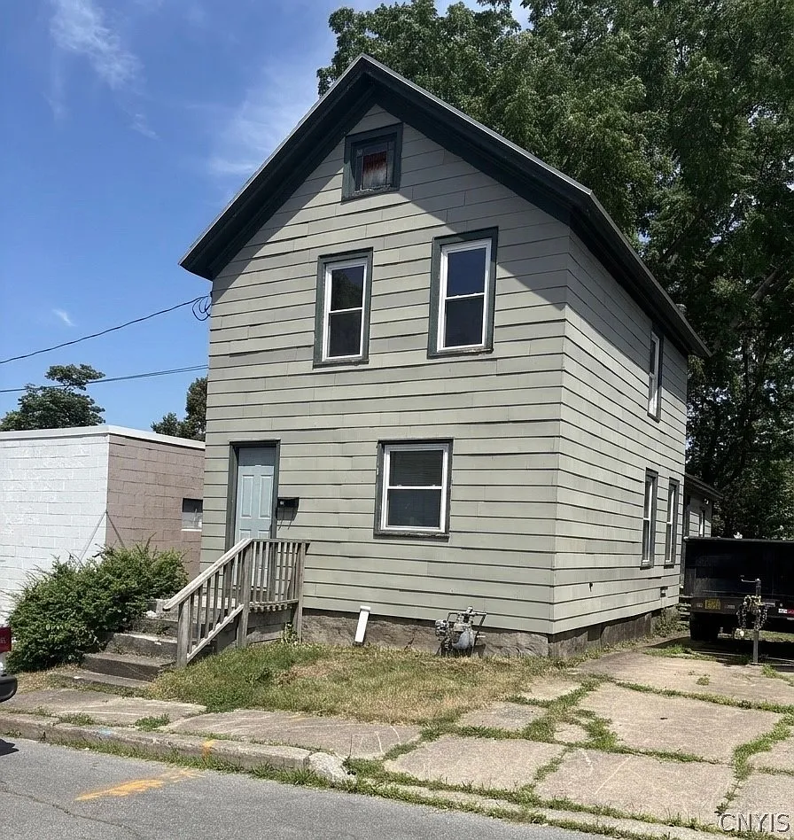 5 bed, 1.0 bath, 1252 sqft, $1,800 — Photo 1