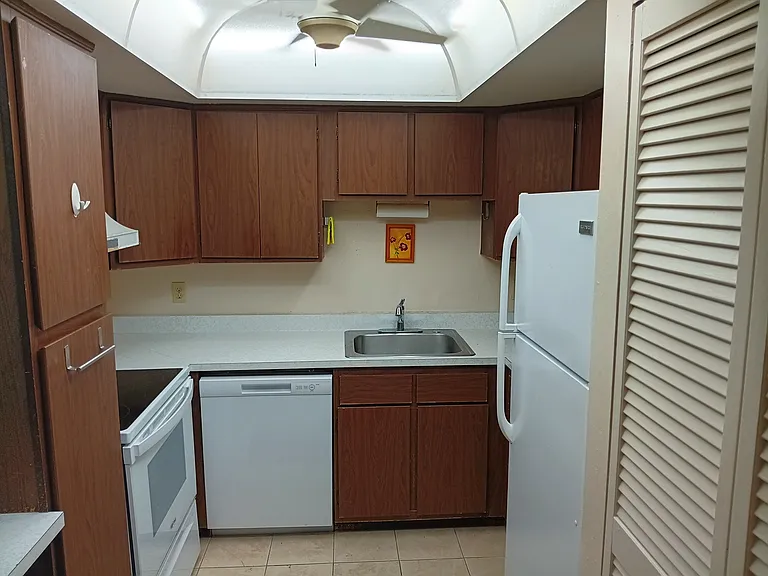 600 Midway Dr #B — Photo 6