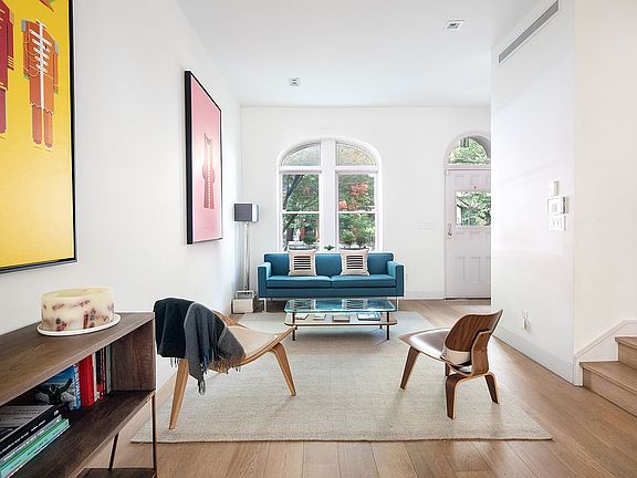 2nd image of 134 Manhattan Ave