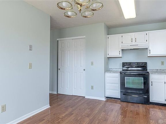 5th image of 582 Sherman Dr