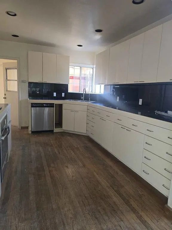 598 Genine Dr — Photo 2