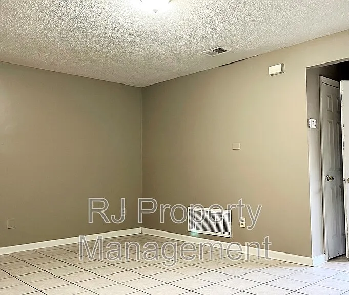 4615 Addington Dr — Photo 8