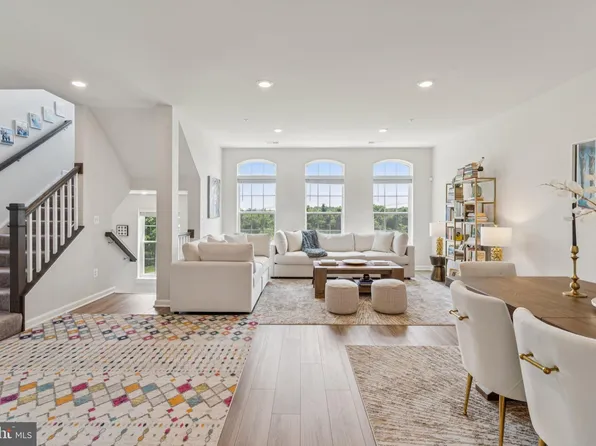 5504 Lanteen St, Lanham, MD 20706