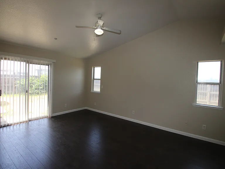 5325 N Rosalia Ave — Photo 18