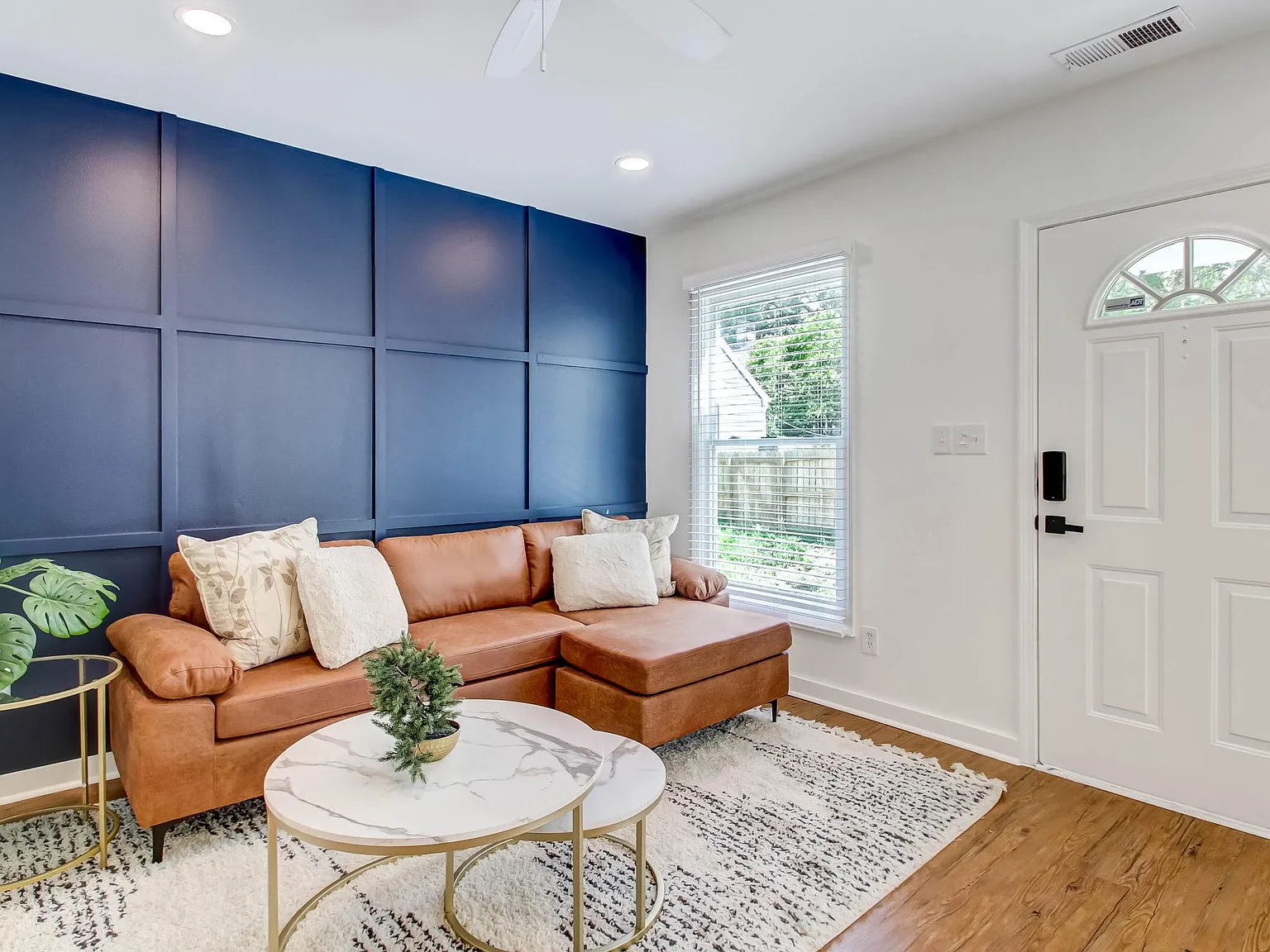 516 E Charlton Ln — Photo 2