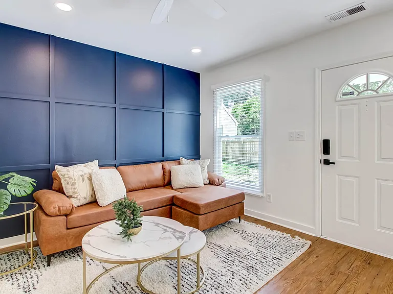 516 E Charlton Ln — Photo 2