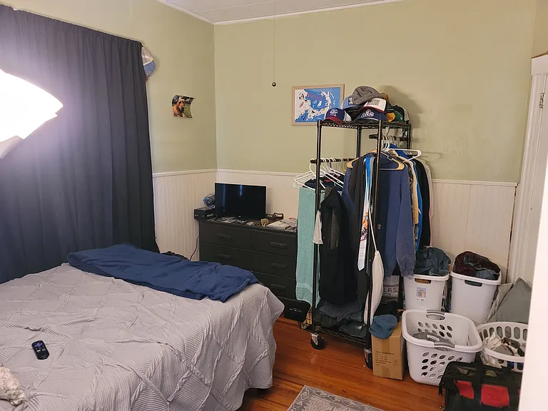 Middle bedroom