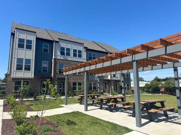 2128 Glacier Rd, Herndon, VA 20170