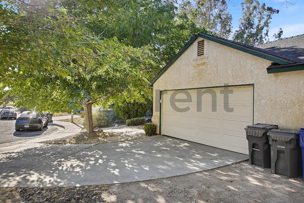 3 bed, 1302 sqft, $2,795 — Photo 3