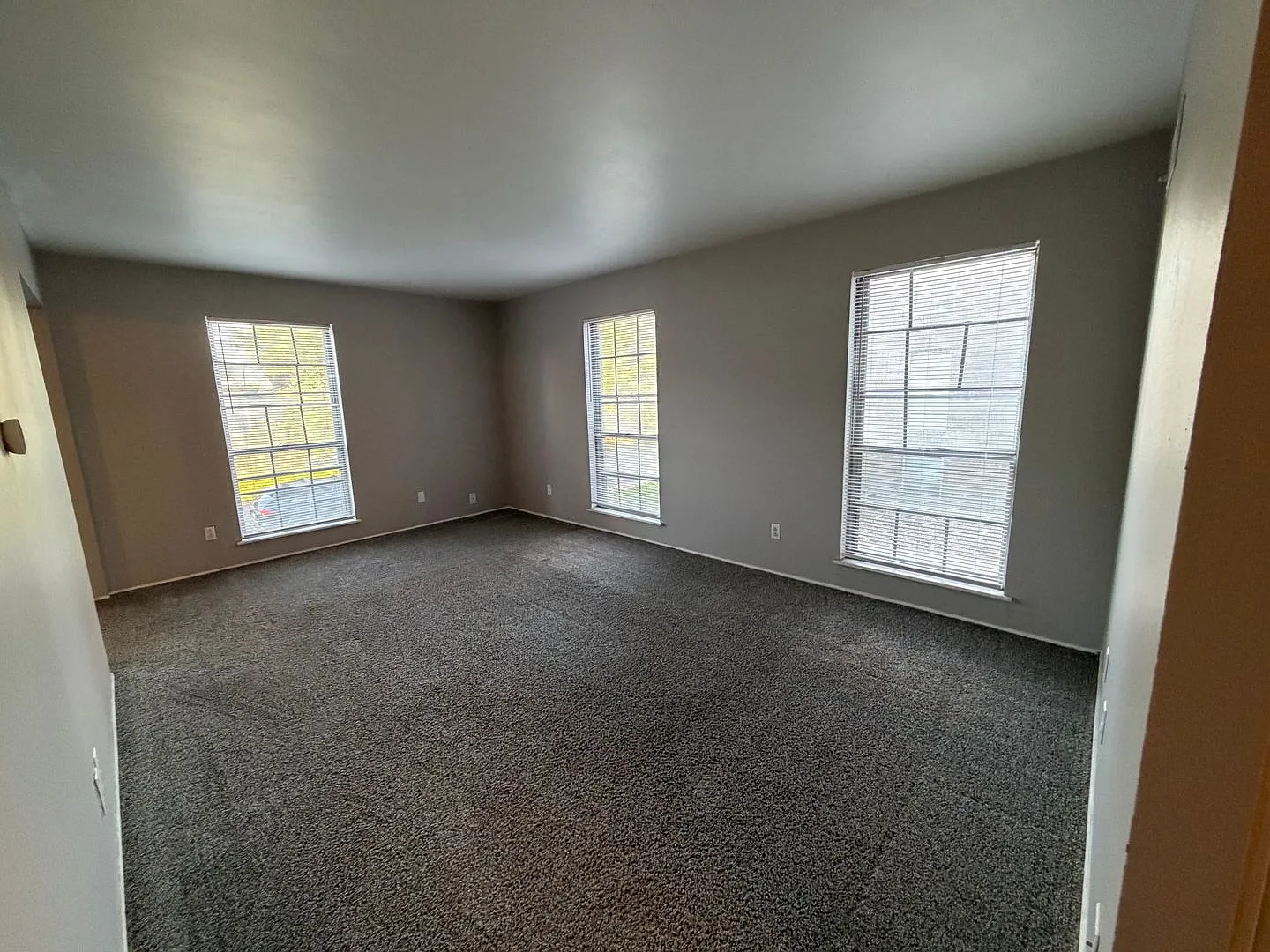 919 W Crestwood Dr — Photo 2