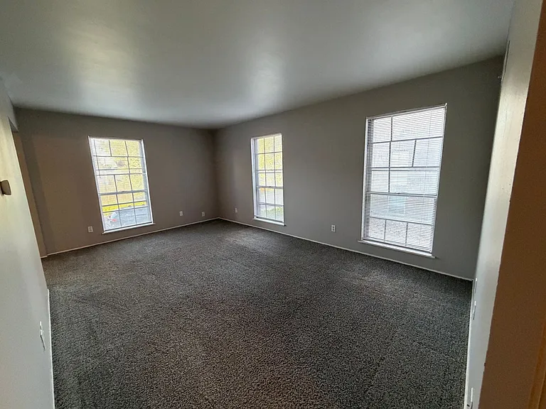 919 W Crestwood Dr — Photo 8