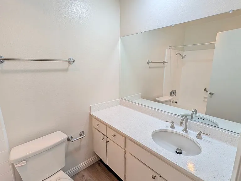 Chateau Lamont Apartments — Photo 18