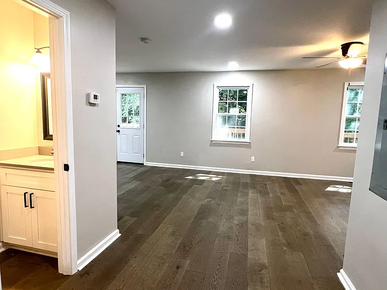 1884 Shamrock Dr — Photo 2