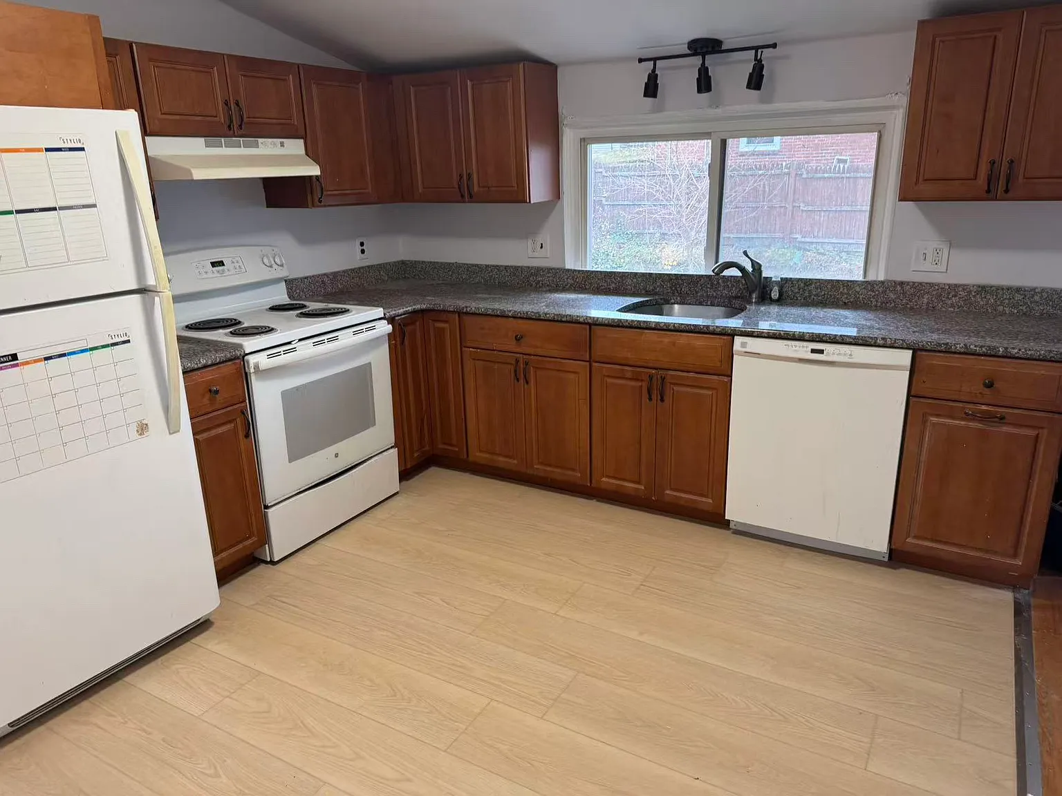 3 bed, 1050 sqft, $3,300 — Photo 3