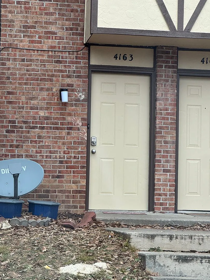 Two Level Condo in SW Columbia — Photo 2