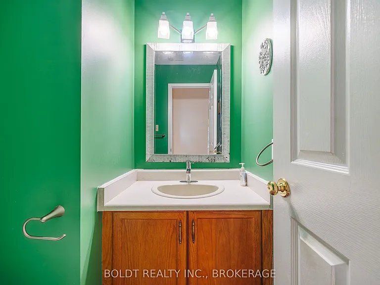 64 Carmine Cres — Photo 14