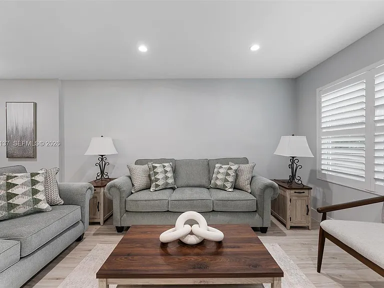 230 SW 12th Ave — Photo 32