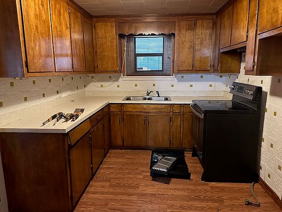 Kitchen w/ Lots of Cabinet Space - Stove included but no refrigerator