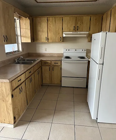318 E Phoenix St — Photo 4