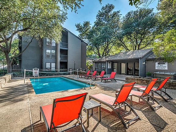 Community Pool with Ample Seating at Las Colinas Heights, Irving