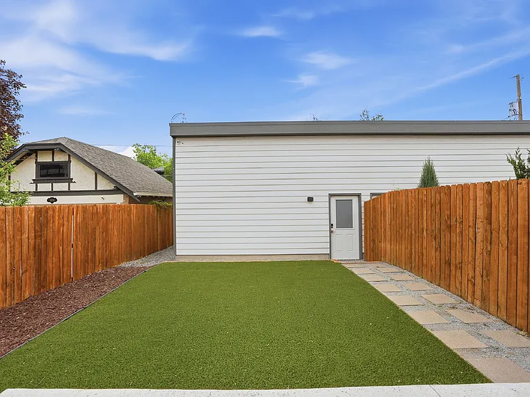 1518 N Newton St — Photo 38