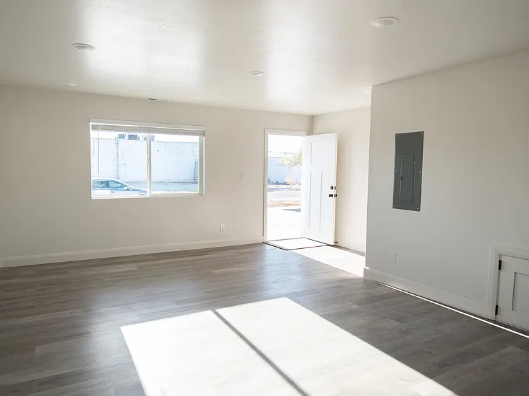 470 W 300 N — Photo 2