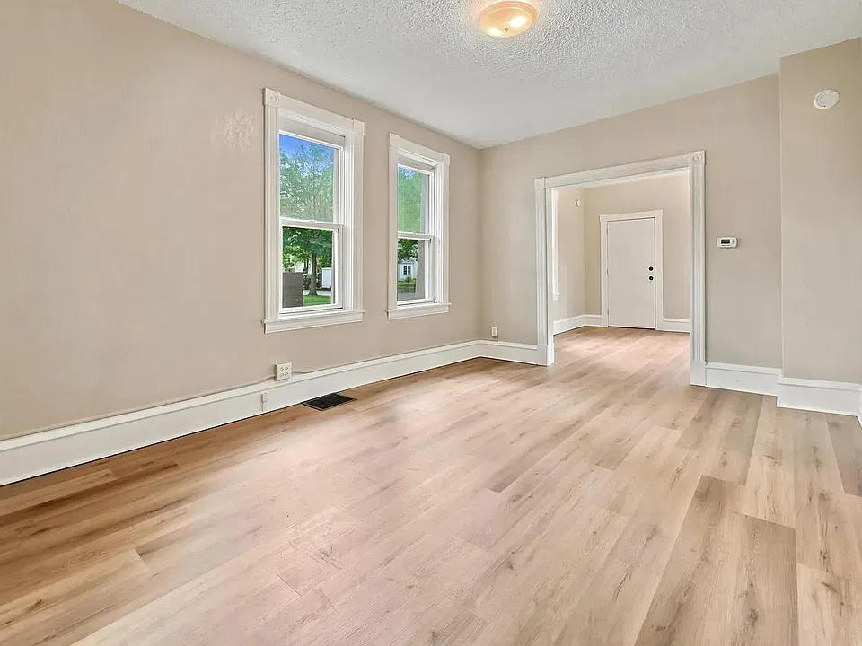 226 3rd Ave NE #1