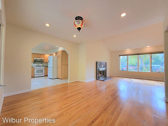 5th image of 3479 Waverley St