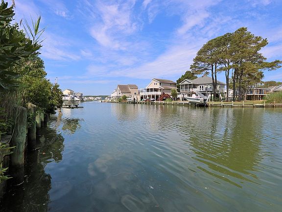 3rd image of 1027 Bayside Dr