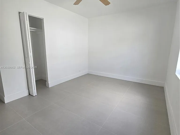237 SW 13th St #4 — Photo 3