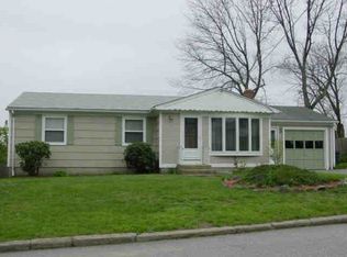 32 Hollow Tree Dr, Cranston, RI 02920