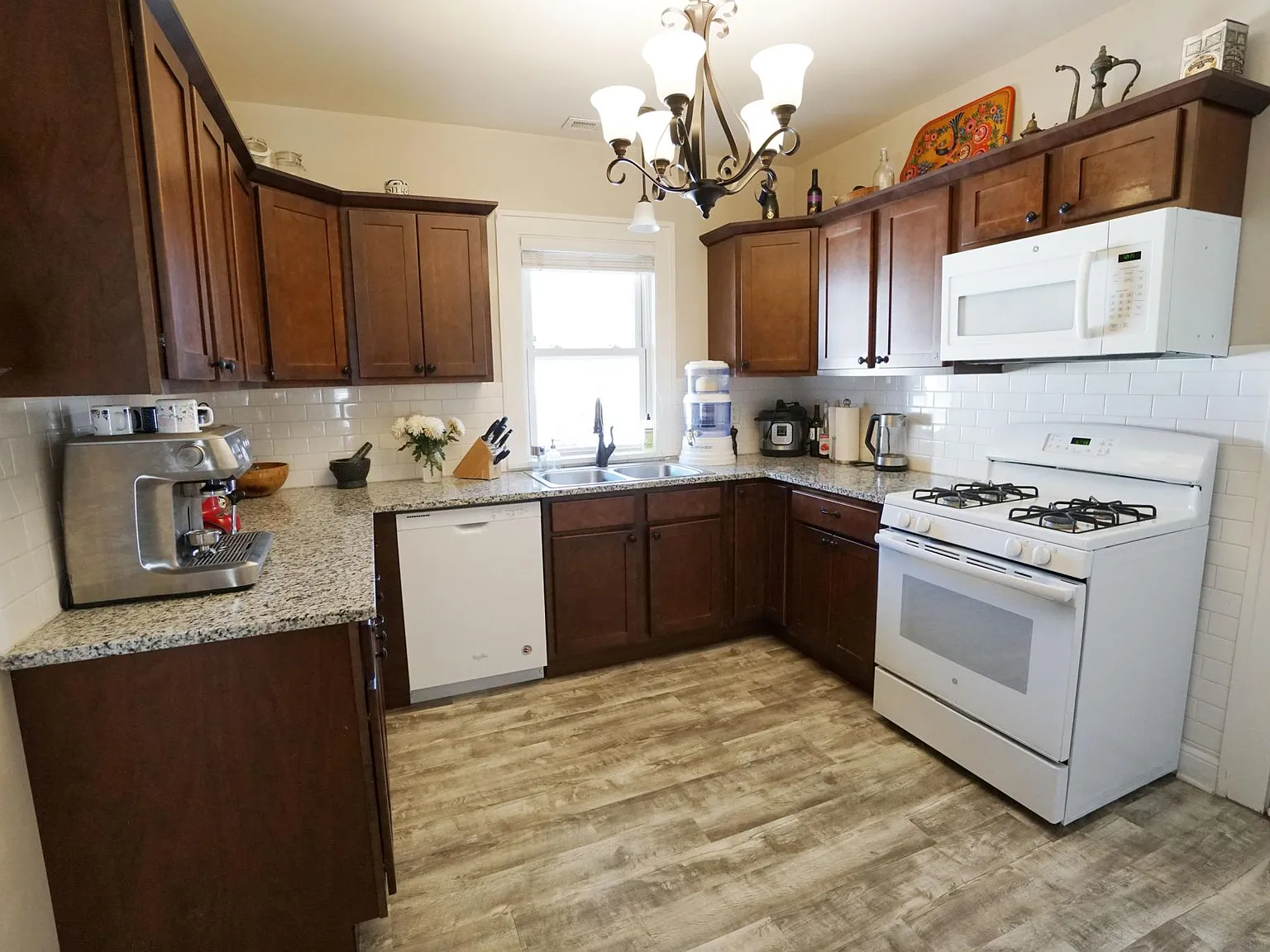 3 bed, 1200 sqft, $3,410 — Photo 4