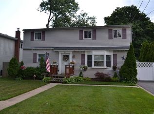 83 2nd Ave, Lindenhurst, NY 11757