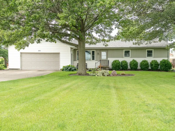 821 E 1st St, Gibson City, IL 60936