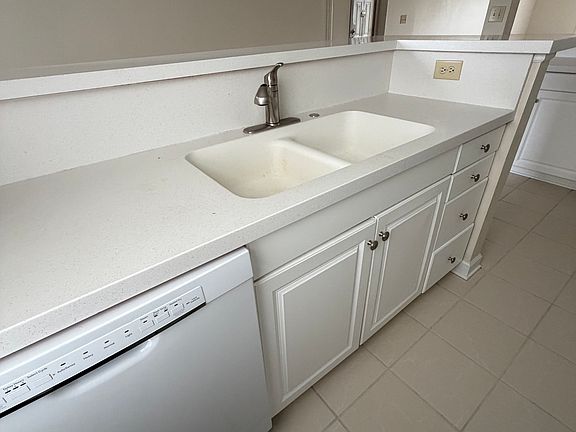 3rd image of 200 Willow Green Dr Unit B