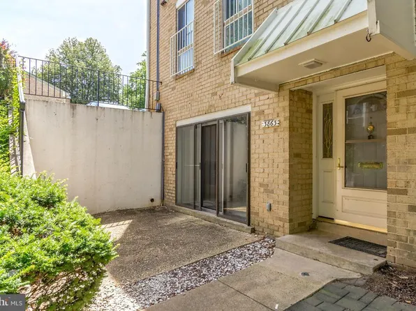 3863 Persimmon Cir, Fairfax, VA 22031