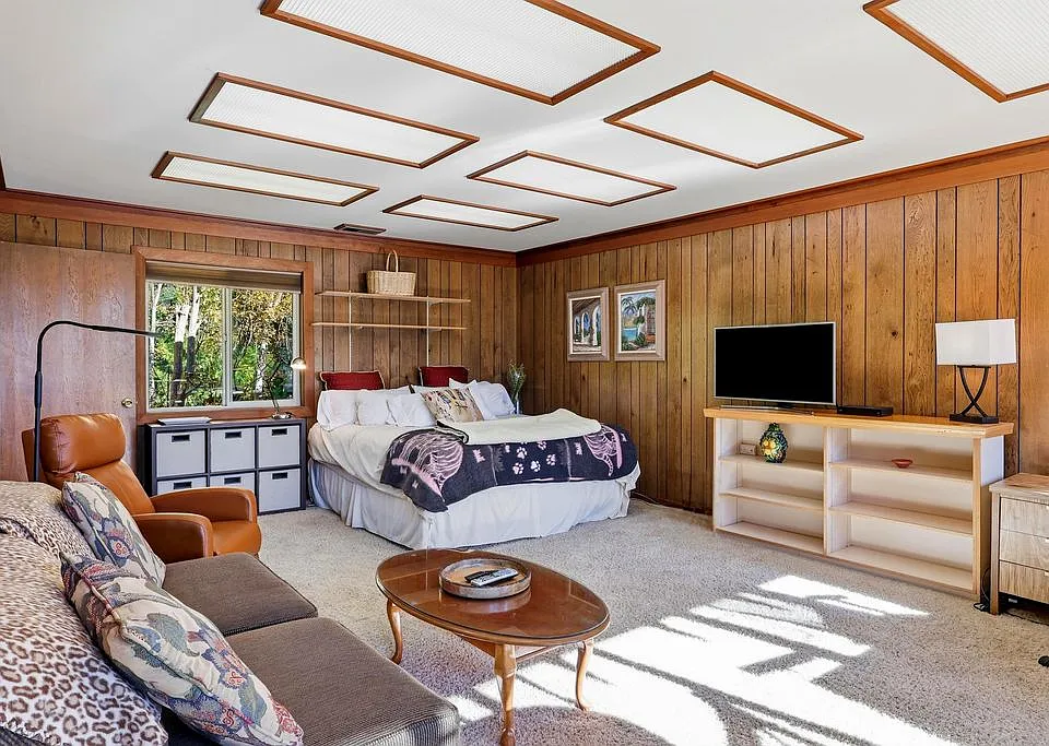 Fully furnished with king size bed, TV Internet lots of storage and great lighting.