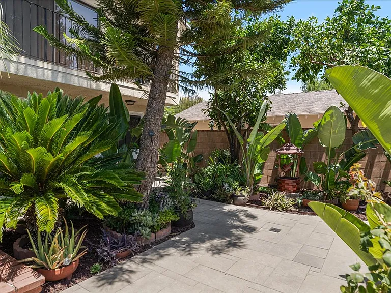 22521 Victory Blvd #B — Photo 13