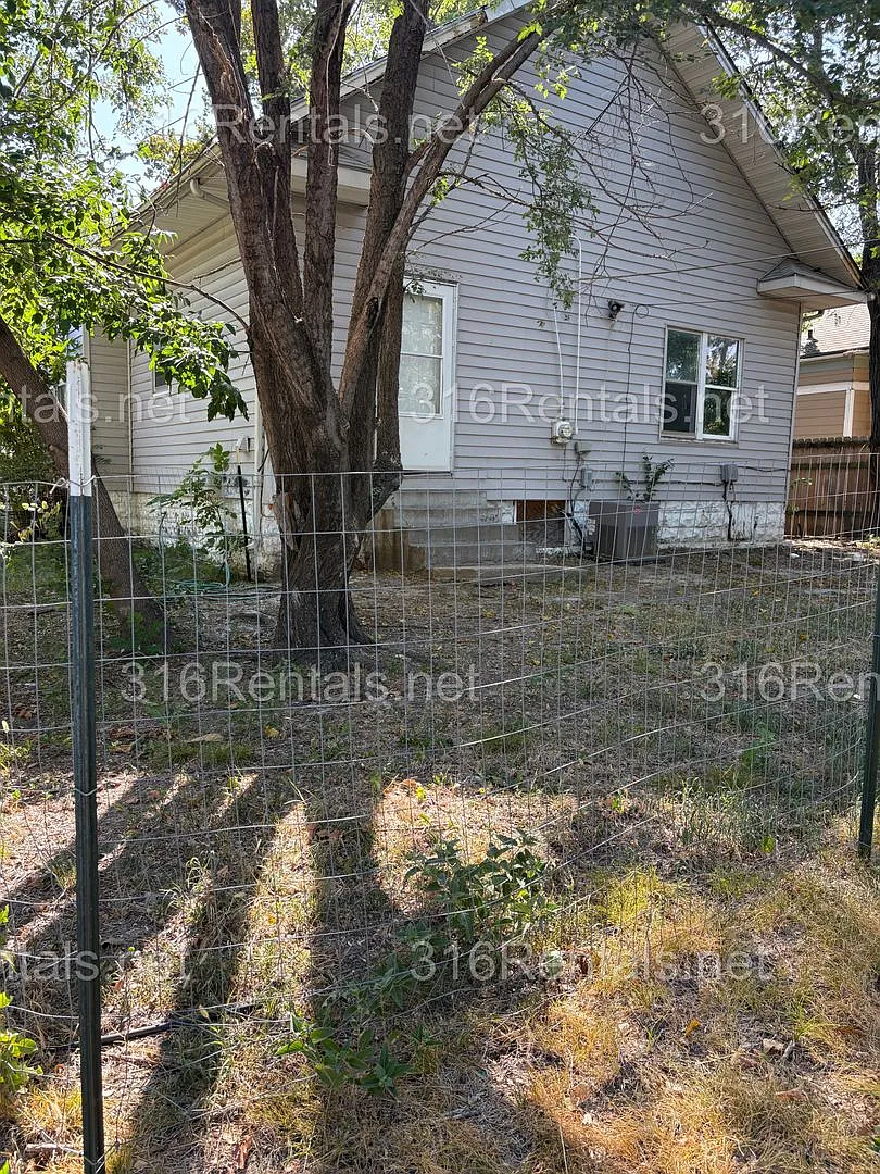 $1299 - 3 bedroom / 1 bathroom - Single Family Home — Photo 2