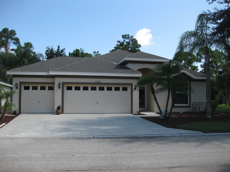 Front view,3 car garage
