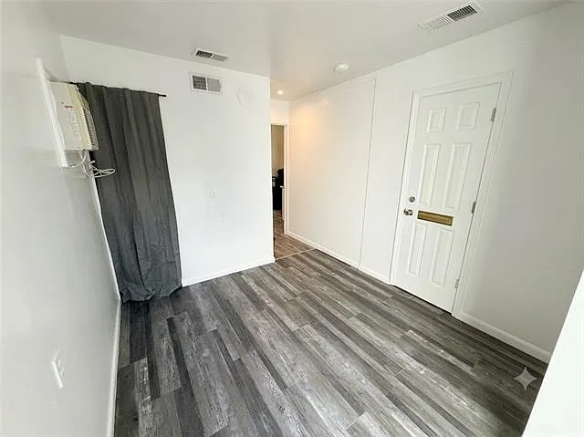 4300 S Claiborne Ave — Photo 3