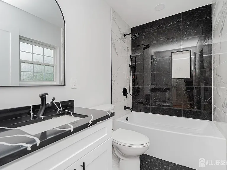 2810 Beatty St — Photo 3