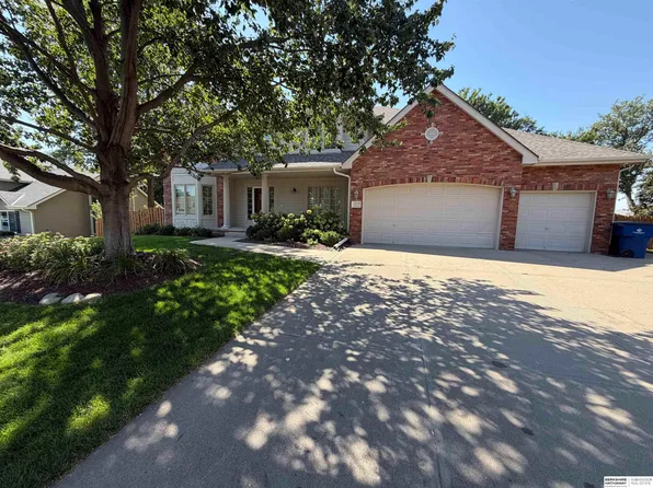 1210 Macarthur Dr, Papillion, NE 68046