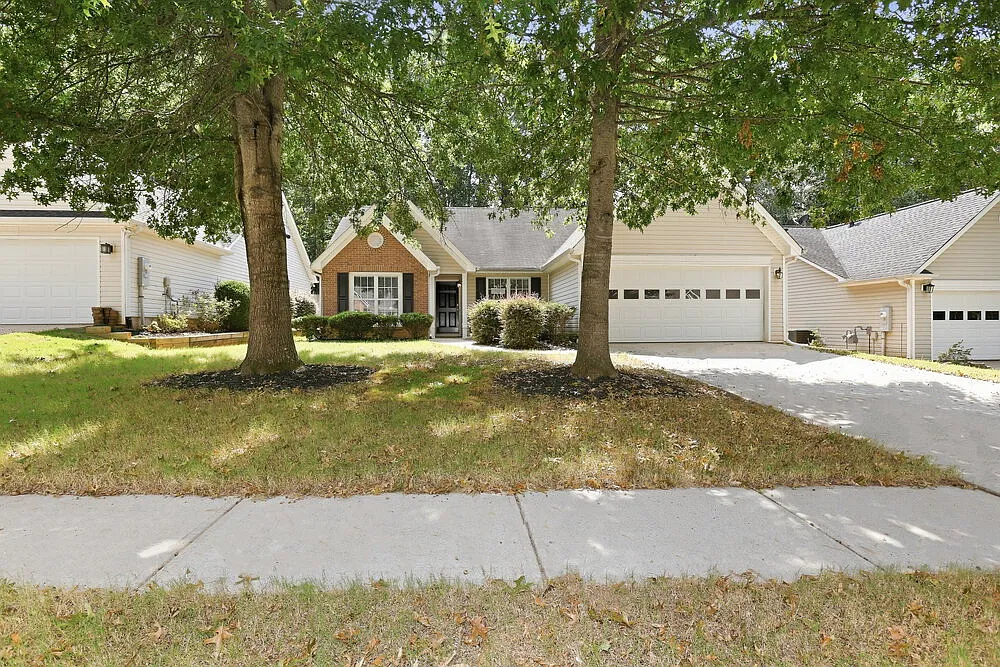3 bed, 3.0 bath, 1844 sqft, $2,015 — Photo 1