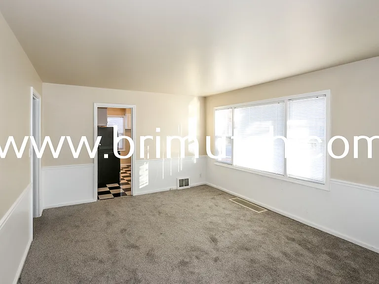 1105 E Laird Ave — Photo 2